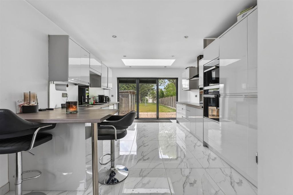 Property photo 3 of 15 48Toddingtonroadweb_20.Jpg