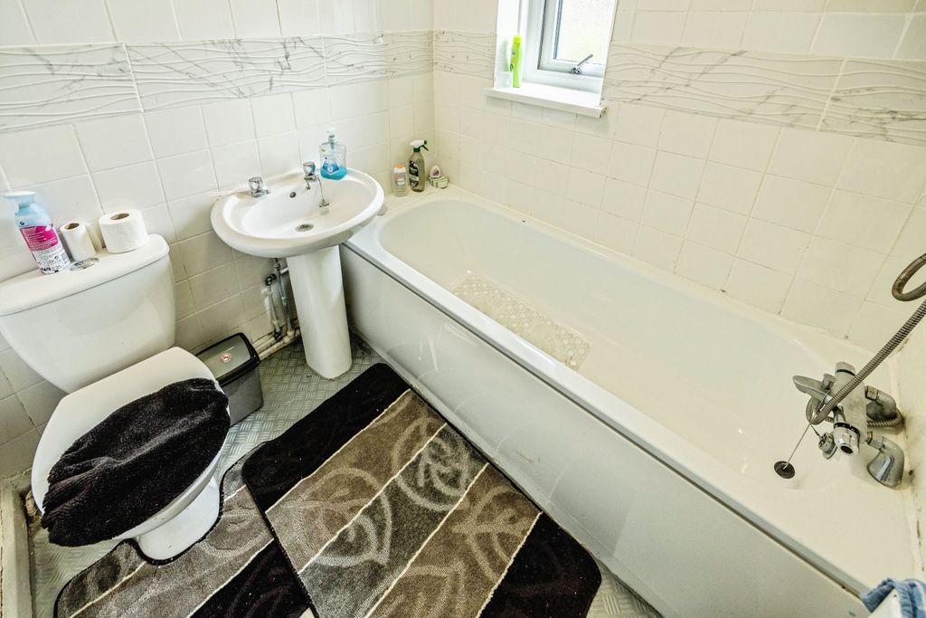 Additional image 15 of 3 bed semi-detached house for saleHighlands Avenue, Huddersfield HD5