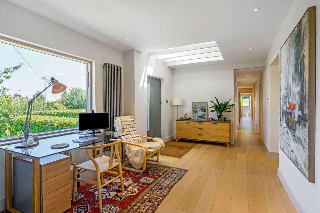 Property photo 3 of 31 Entrance Hall