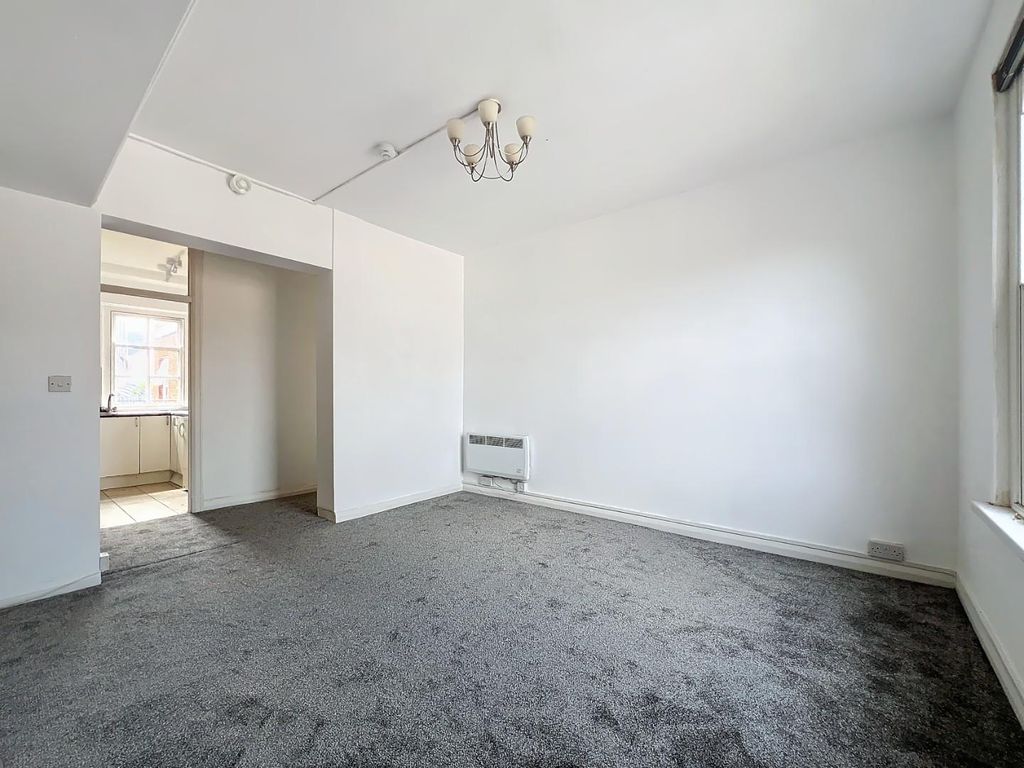 Property photo 3 of 11 Studio / Living Room