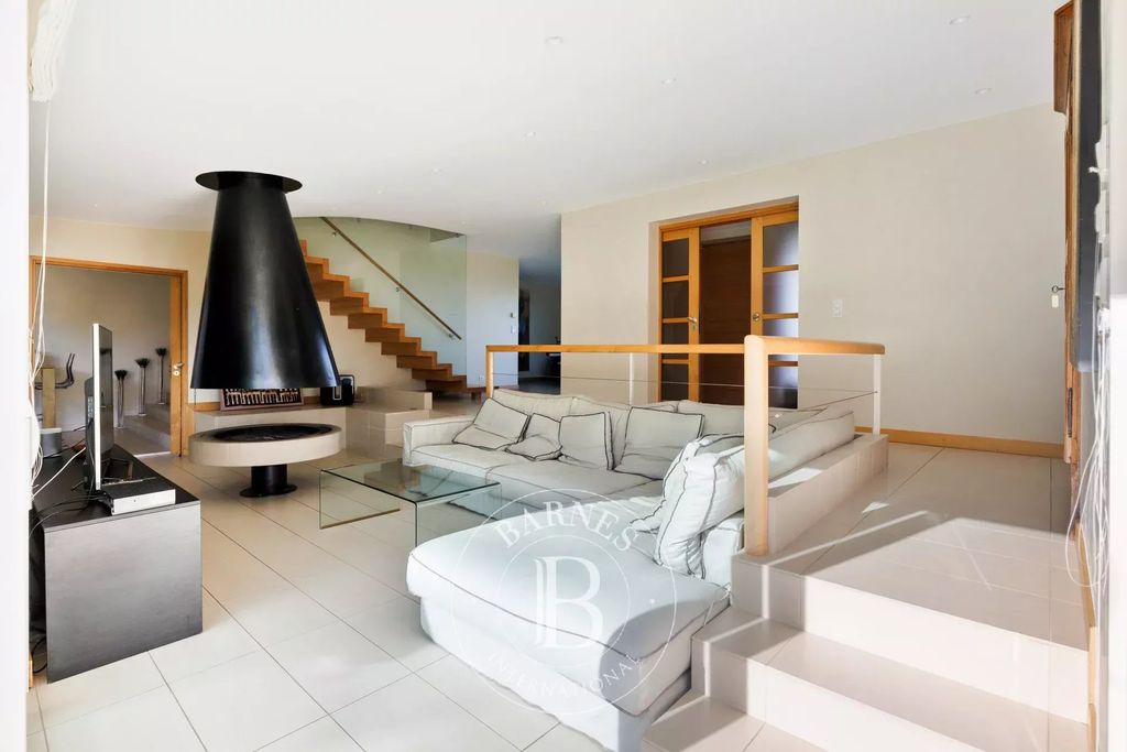 Property photo 3 of 26 Urrugne, Contemporary 250 Mâ² House, Living Room