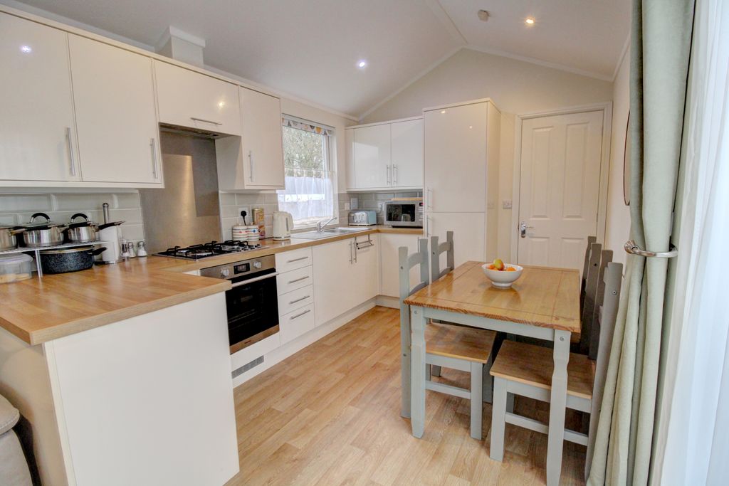 Property photo 1 of 8 Kitchen