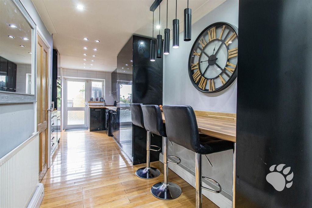 Property photo 2 of 24 Kitchen/Breakfast Room