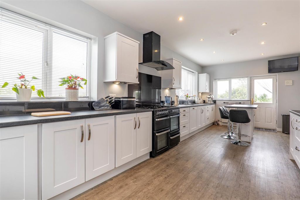 Property photo 3 of 40 Kitchen/Breakfast Room