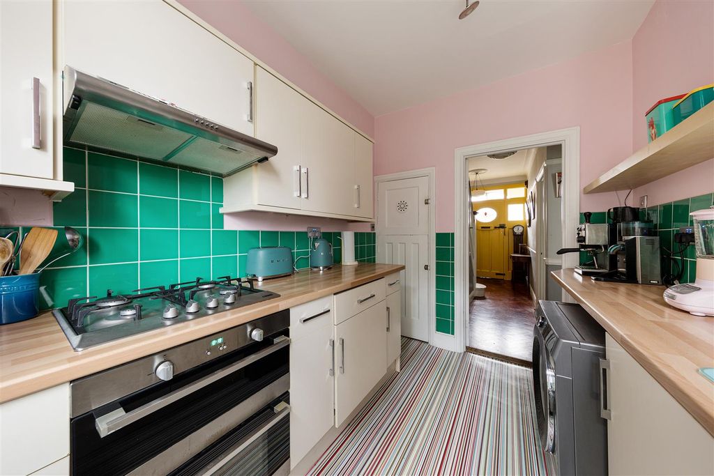 Property photo 3 of 29 Hale End Road, E17