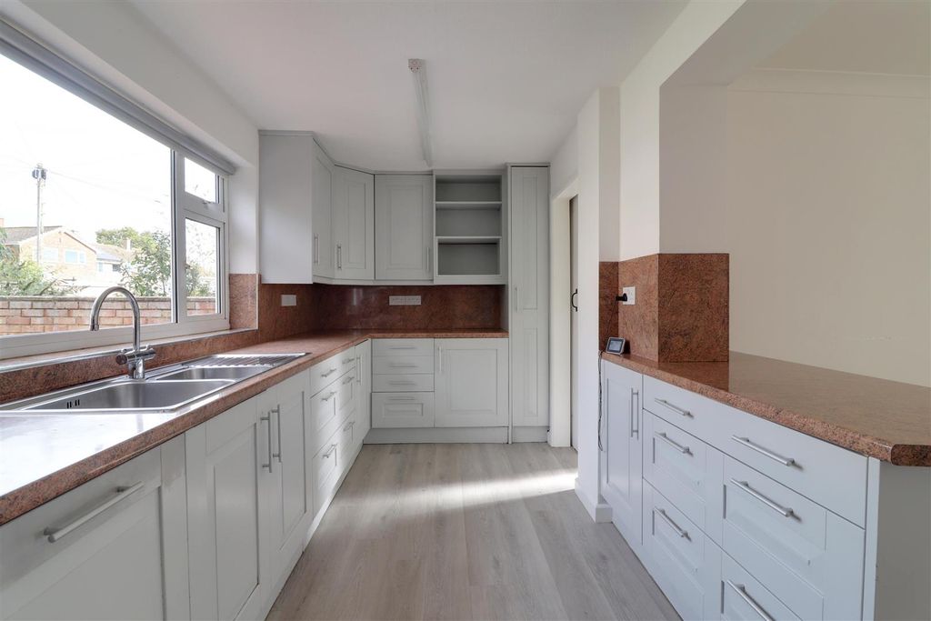 Property photo 3 of 27