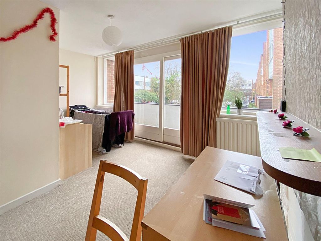 Property photo 2 of 6 11 Horwood 4.Jpg