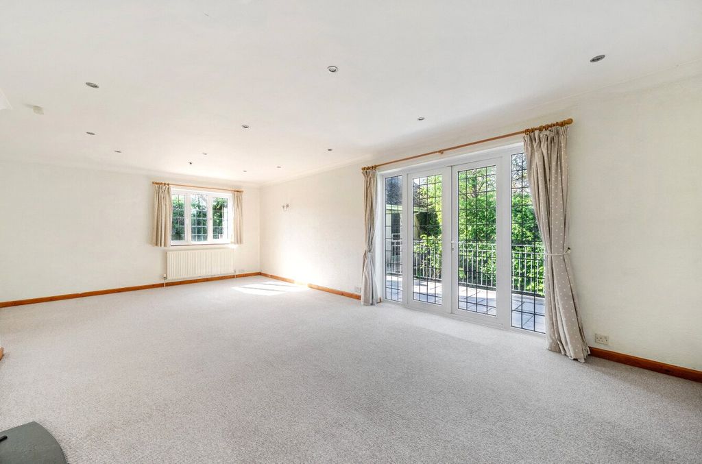 Property photo 3 of 15 Sitting Room