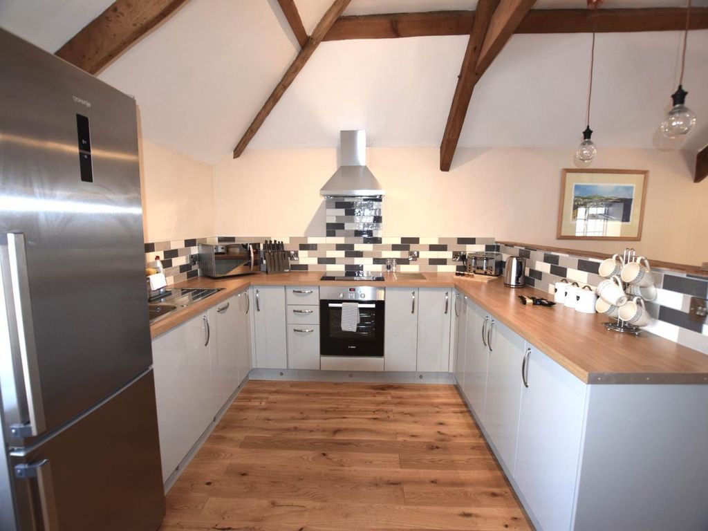 Property photo 2 of 10 Kitchen