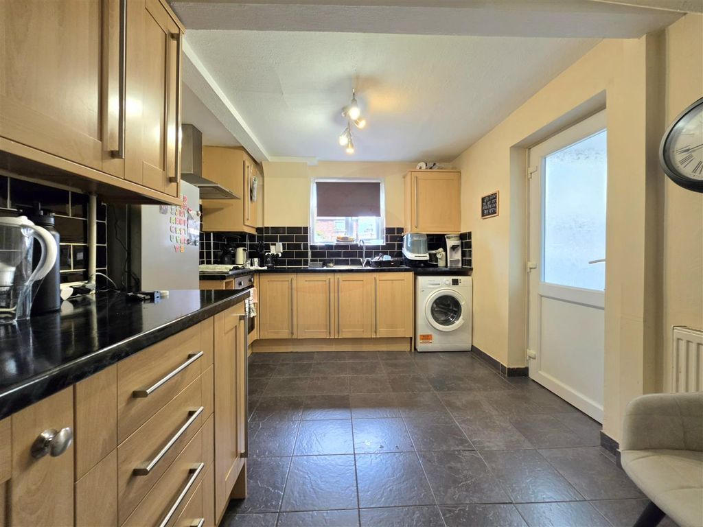 Property photo 3 of 8 Kitchen