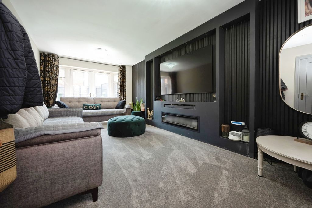 Property photo 2 of 19 Lounge