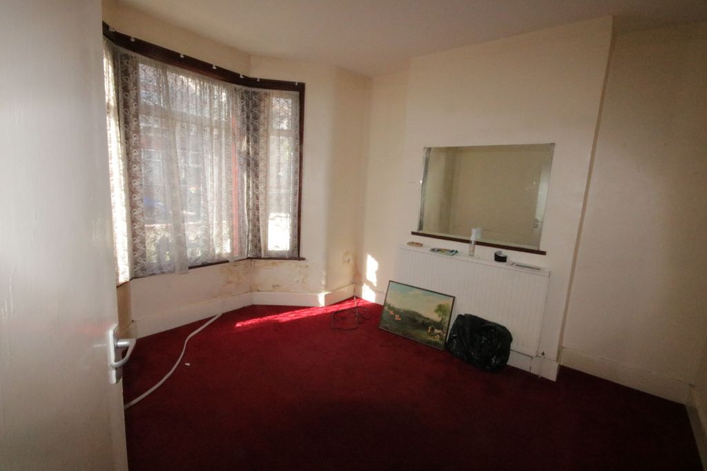 Property photo 3 of 12 Lounge