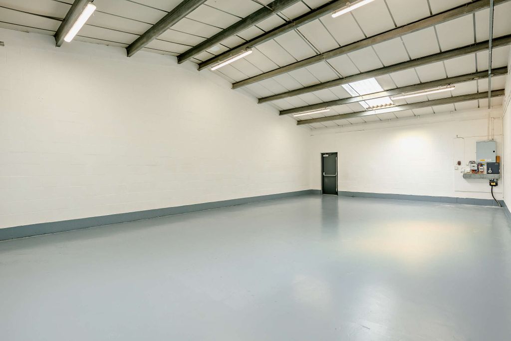 Property photo 3 of 13 8666714-Interior02-800