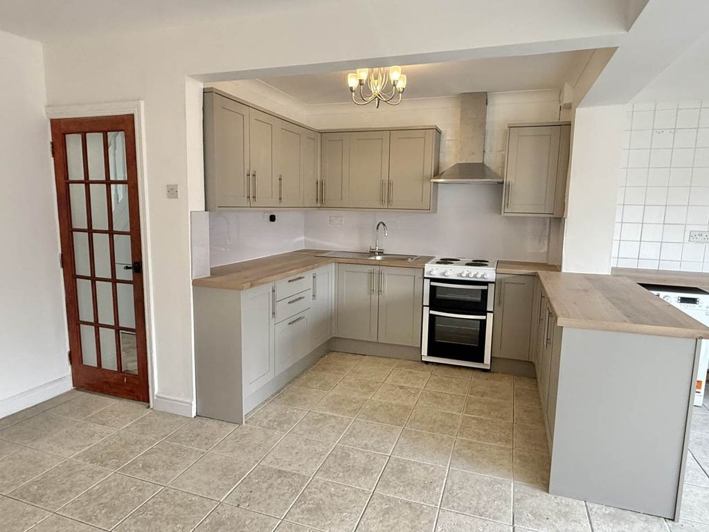 Property photo 2 of 11 Kitchen - New