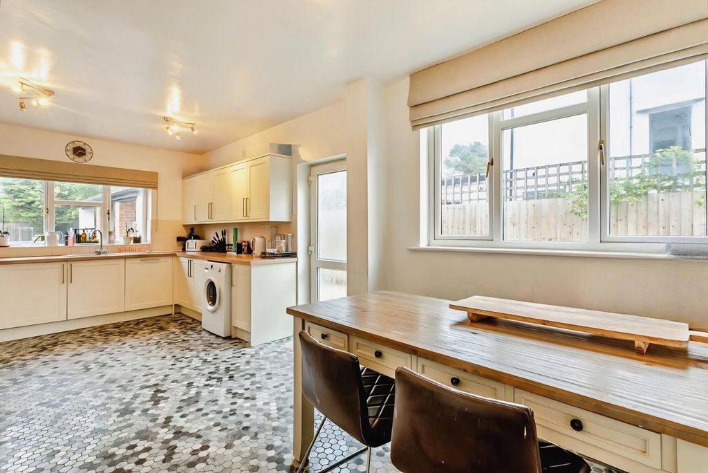 Property photo 3 of 11 Kitchen