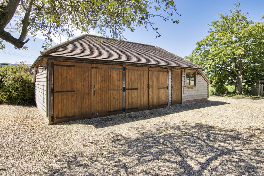 Property photo 2 of 25 Garaging