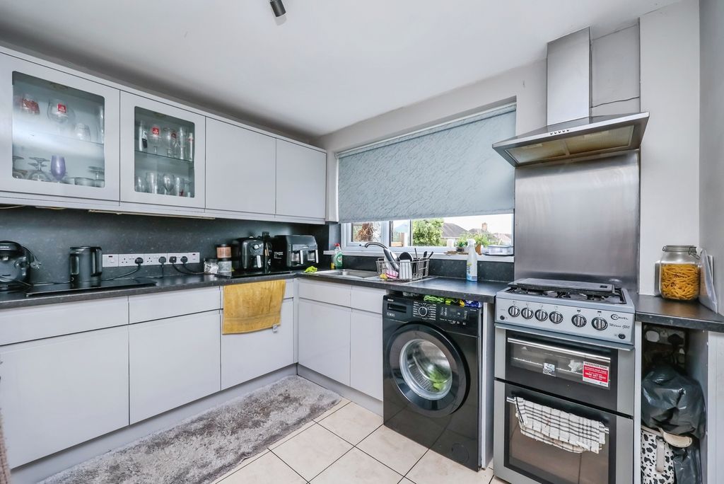 Property photo 3 of 13 Fitted Kitchen