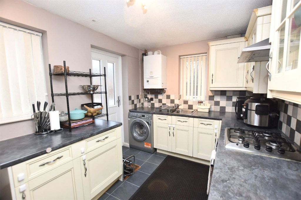 Property photo 2 of 11 Kitchen