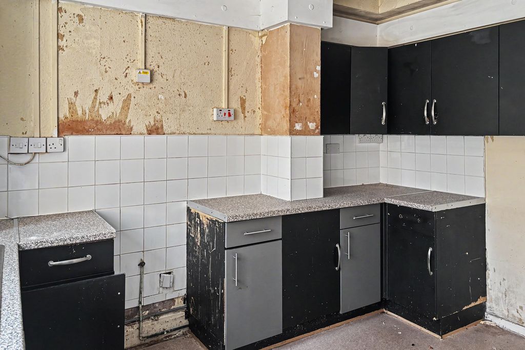 Property photo 3 of 11 4 Avenue Road, Darlaston, Wednesbury, West Midlands, Ws10 8Ar