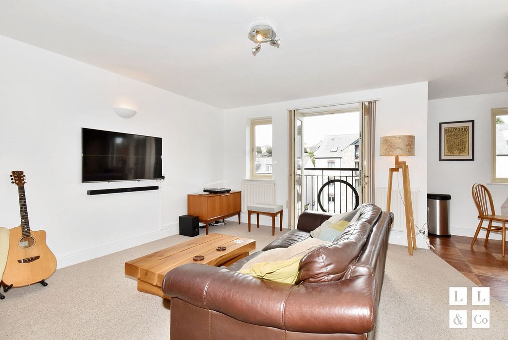 Property photo 2 of 19 Sitting Room Area