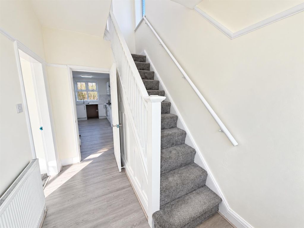 Property photo 2 of 16 Hallway