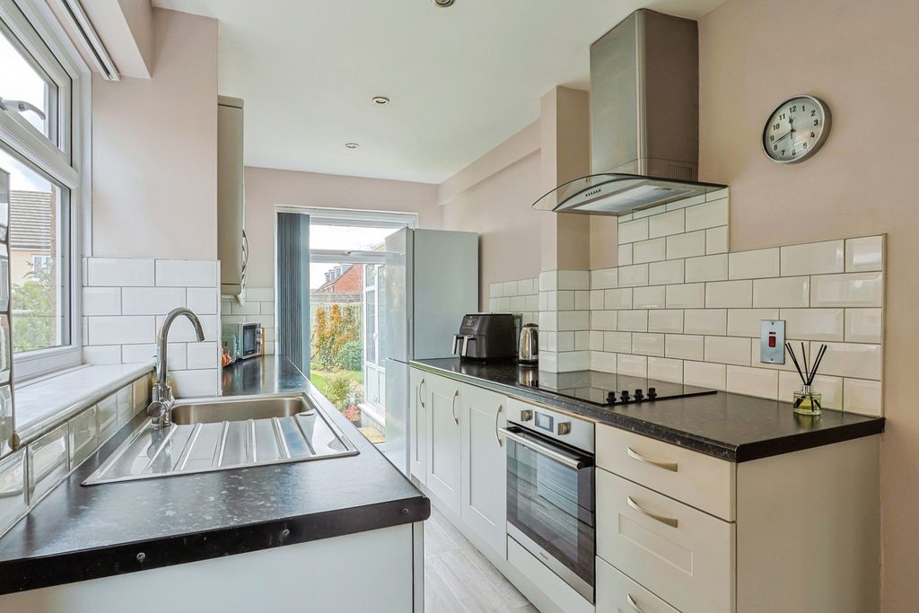 Property photo 3 of 17 Kitchen