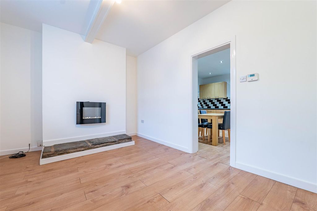 Property photo 2 of 17 Lounge