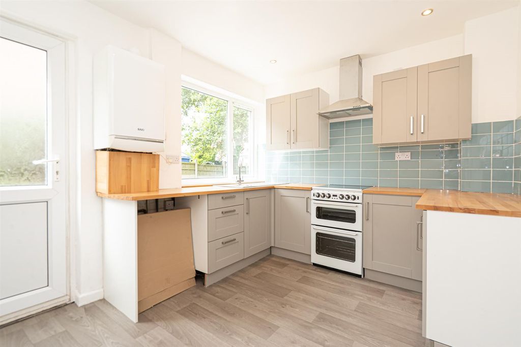 Property photo 3 of 17 Kitchen