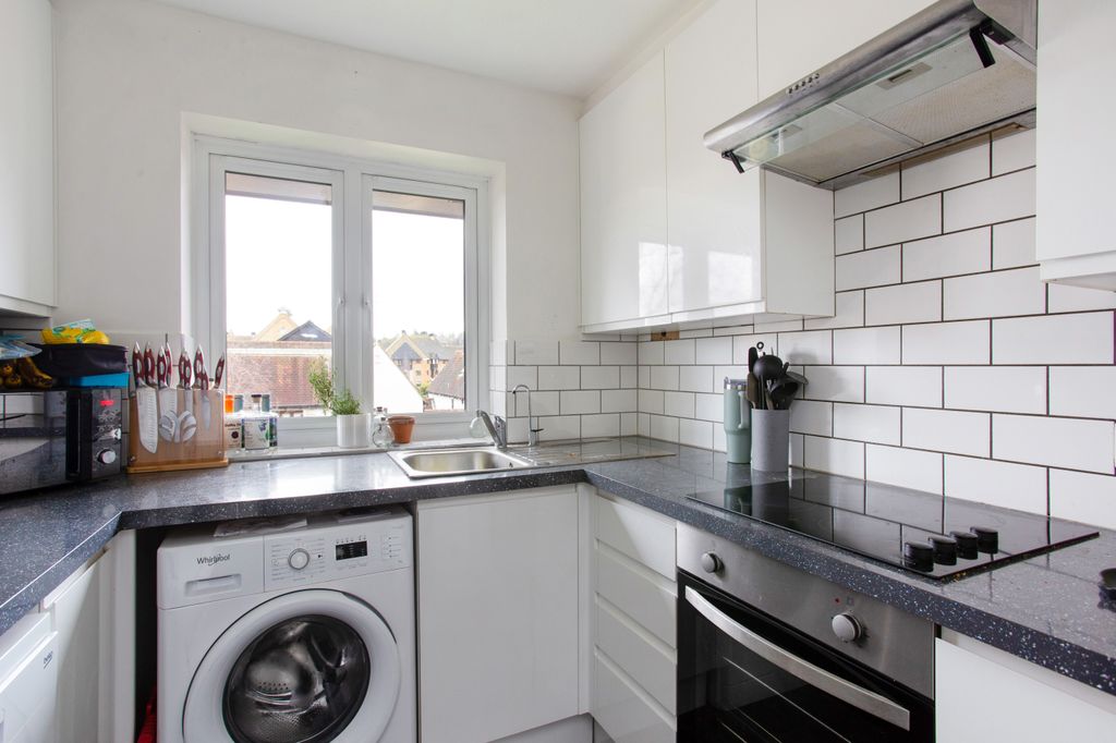 Property photo 3 of 11 Fitted Kitchen