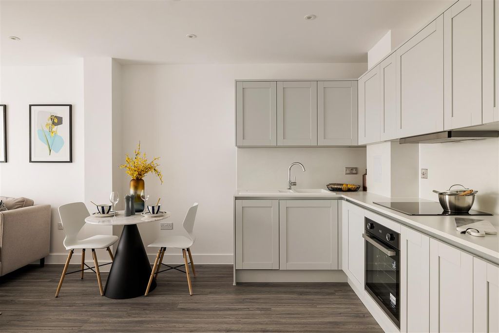 Property photo 3 of 24 Forest Road, E17