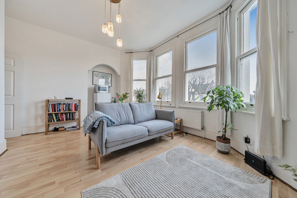 Property photo 2 of 11 Lounge