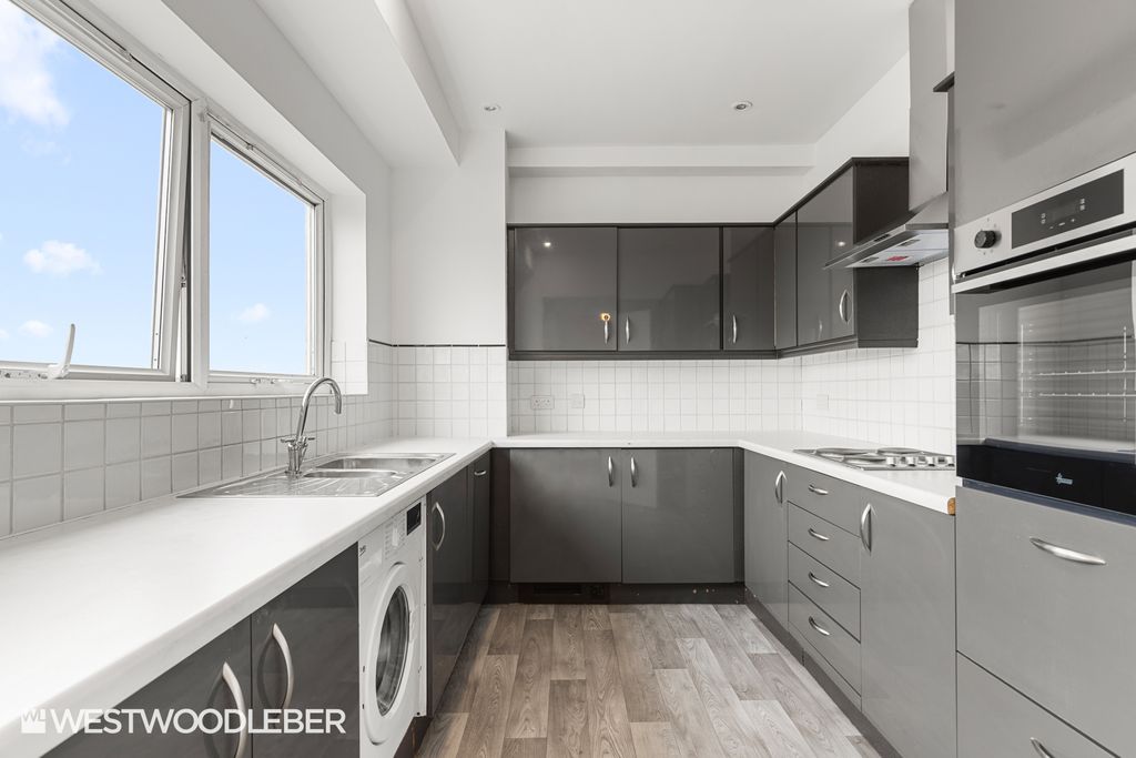 Property photo 2 of 14 Ravenscroft_2