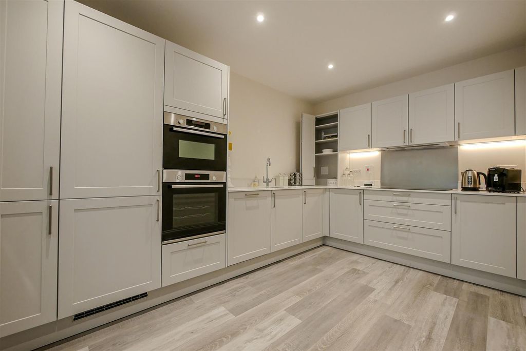 Property photo 3 of 18 Kitchen