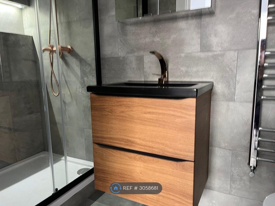 Property photo 1 of 15 Ensuite Off Of Master Bedroom