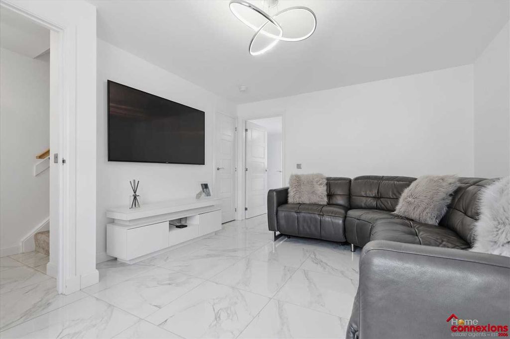 Property photo 3 of 30 Lounge (2)