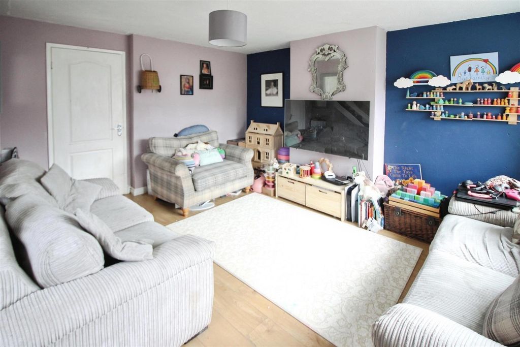 Property photo 3 of 8 Lounge