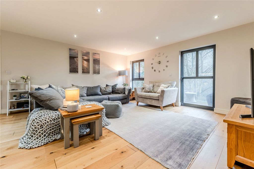 Property photo 2 of 16 Lounge