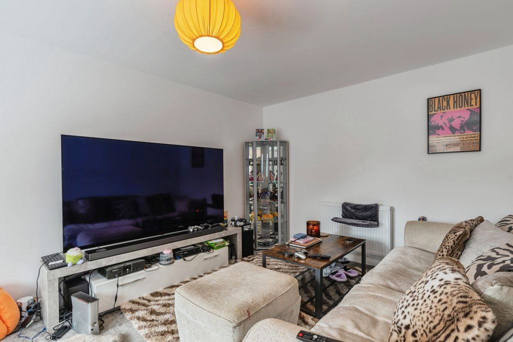 Property photo 3 of 16 Lounge