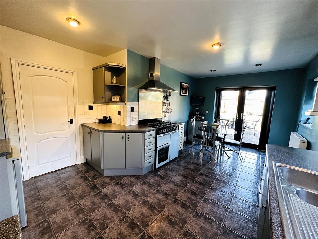 Property photo 3 of 26 Kitchen
