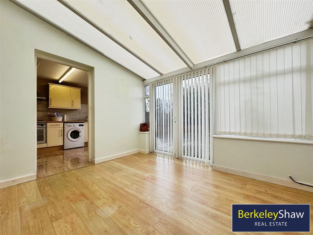 Property photo 3 of 18 Conservatory