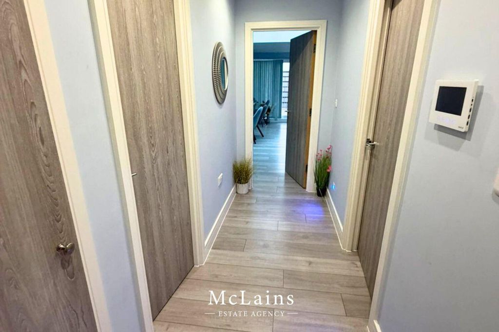 Property photo 2 of 8 Hallway