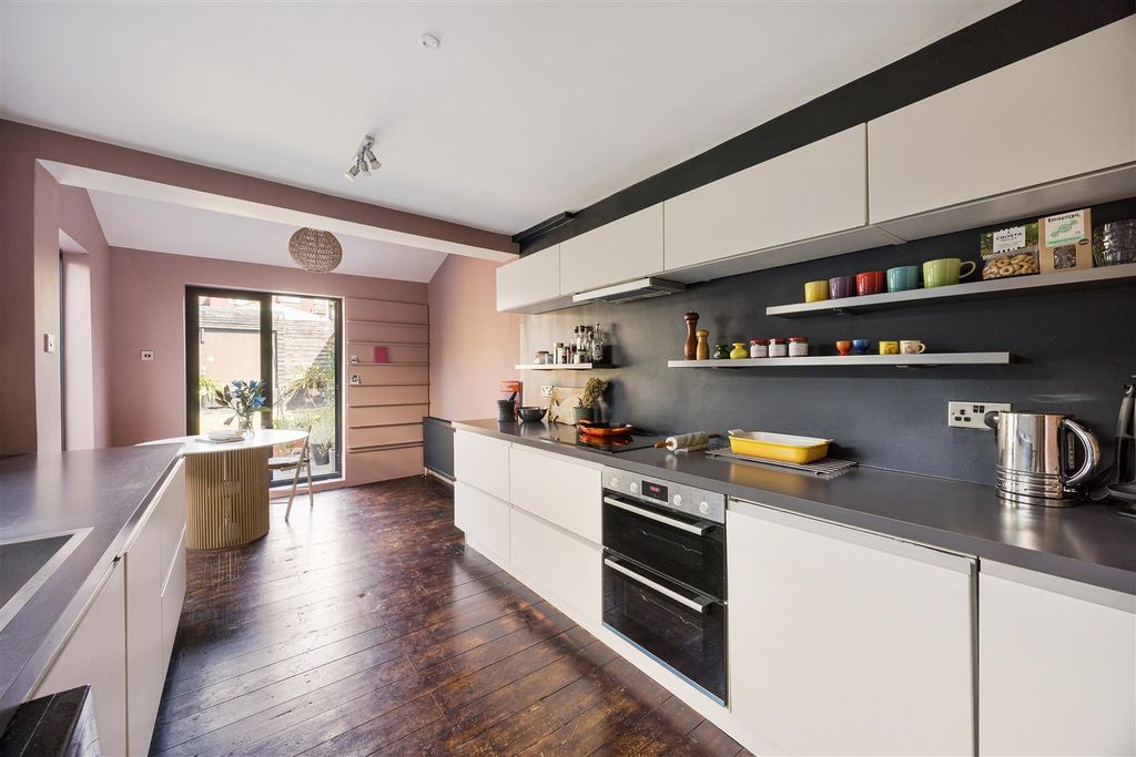 Property photo 3 of 27 Livingstone Road, E17