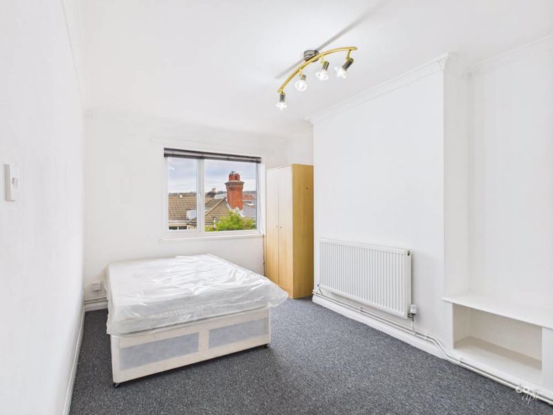 Property photo 2 of 6 Bedroom