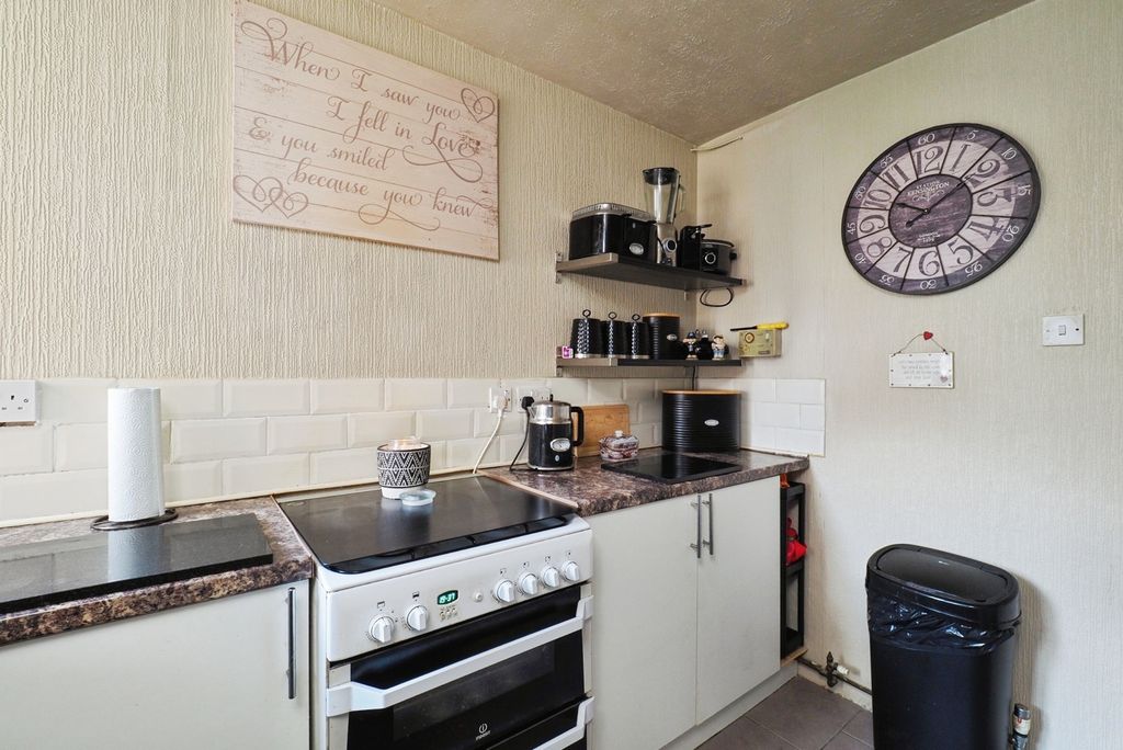 Property photo 3 of 11 Kitchen