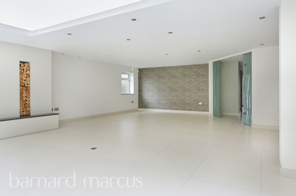 Property photo 3 of 17 Living Room