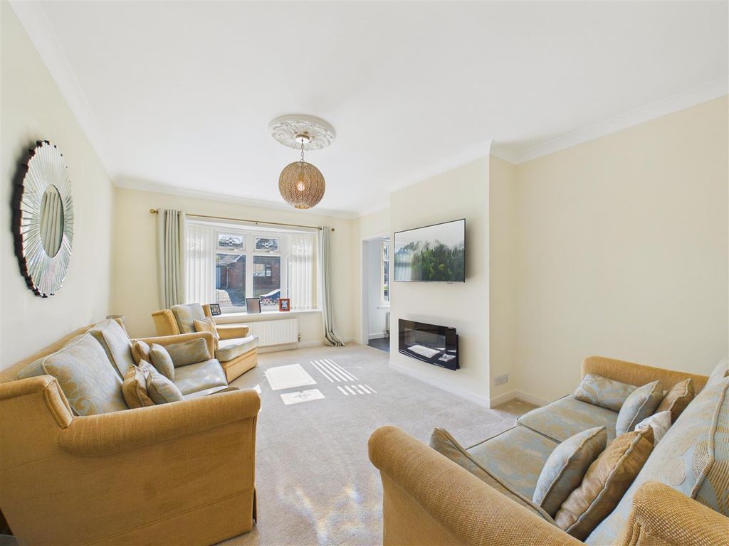 Property photo 3 of 16 Lounge