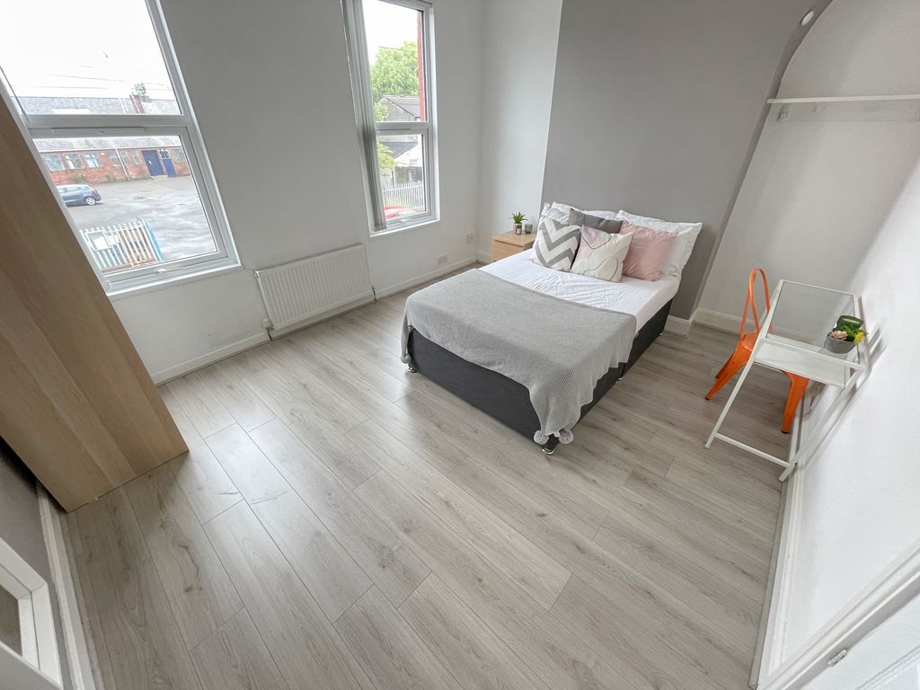 Property photo 1 of 8 240 Molyneux