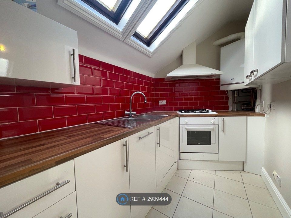 Property photo 3 of 7 Bright Kitchen
