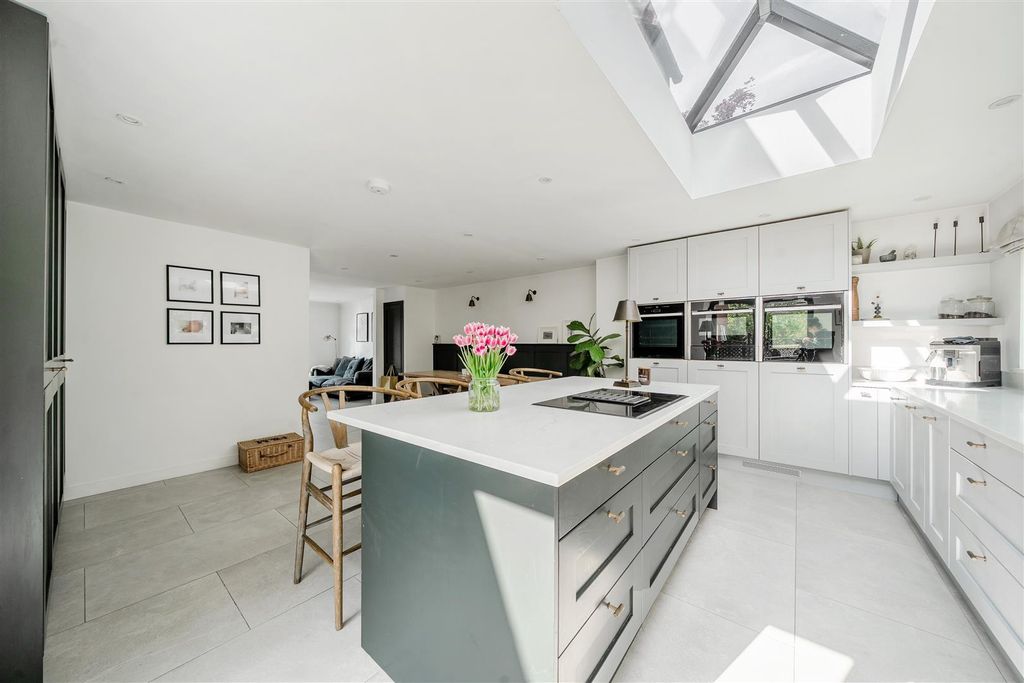 Property photo 2 of 18 Kitchen