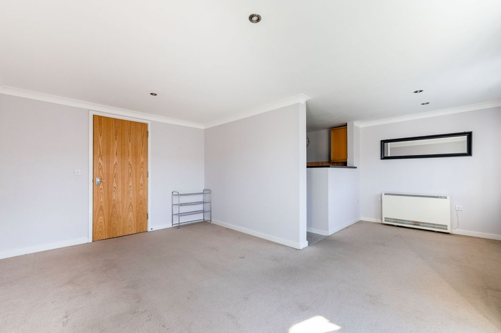 Property photo 2 of 10 181Southwellclosechaffordhundredgraysrm166Az8
